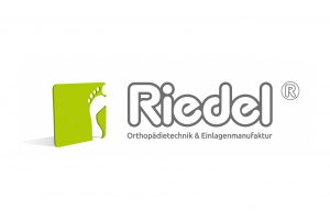 Hier sieht man das Riedel Orthopädie Logo, welches in einem dunklen grau gehalten ist. Neben der Schrift ist als Farbakzent ein hellgrünes Quadrat platziert, in dem ein Fuß in der Hintergrundfarbe eingestanzt ist.