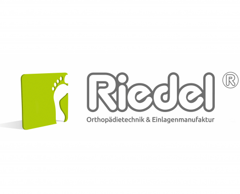 Hier sieht man das Riedel Orthopädie Logo, welches in einem dunklen grau gehalten ist. Neben der Schrift ist als Farbakzent ein hellgrünes Quadrat platziert, in dem ein Fuß in der Hintergrundfarbe eingestanzt ist.