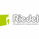Hier sieht man das Riedel Orthopädie Logo, welches in einem dunklen grau gehalten ist. Neben der Schrift ist als Farbakzent ein hellgrünes Quadrat platziert, in dem ein Fuß in der Hintergrundfarbe eingestanzt ist.