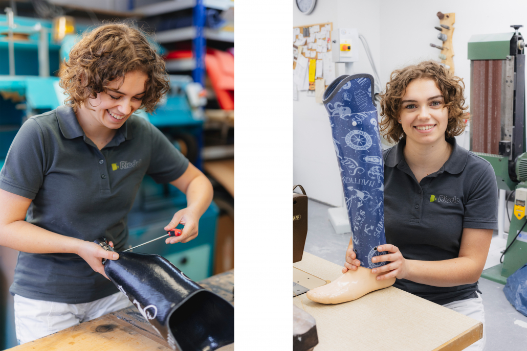 Hier sieht man eine Collage aus zwei Bildern, auf dem die gleiche Riedel Orthopädie Mitarbeiterin zu sehen ist. Auf dem linken Foto steht sie in einer Werkstatt und schraubt an einer Prothese, auf dem rechten Foto sitzt sie ebenfalls in einer Werkstatt und hält eine Prothese in die Kamera und lächelt.