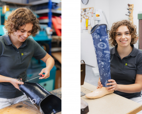Hier sieht man eine Collage aus zwei Bildern, auf dem die gleiche Riedel Orthopädie Mitarbeiterin zu sehen ist. Auf dem linken Foto steht sie in einer Werkstatt und schraubt an einer Prothese, auf dem rechten Foto sitzt sie ebenfalls in einer Werkstatt und hält eine Prothese in die Kamera und lächelt.