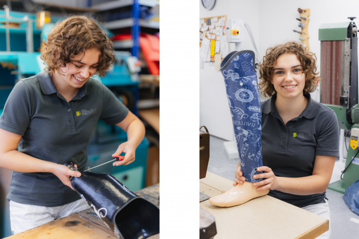 Hier sieht man eine Collage aus zwei Bildern, auf dem die gleiche Riedel Orthopädie Mitarbeiterin zu sehen ist. Auf dem linken Foto steht sie in einer Werkstatt und schraubt an einer Prothese, auf dem rechten Foto sitzt sie ebenfalls in einer Werkstatt und hält eine Prothese in die Kamera und lächelt.