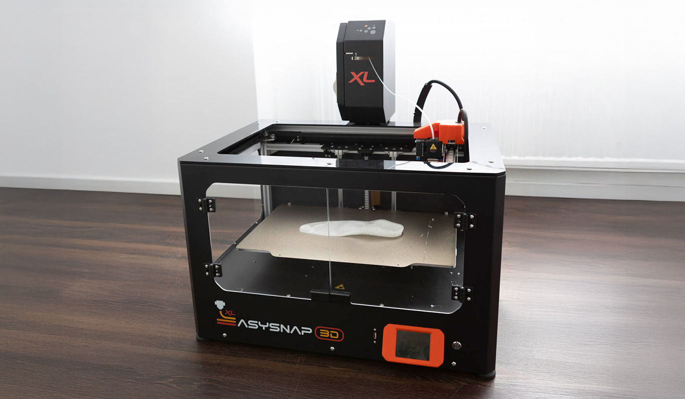 Auf dem Foto sieht ist ein 3D-Drucker zu sehen, indem eine fertig gedruckte Einlage liegt.