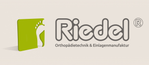 Hier sieht man das Riedel Orthopädie Logo, welches in einem dunklen grau gehalten ist. Neben der Schrift ist als Farbakzent ein hellgrünes Quadrat platziert, in dem ein Fuß in der Hintergrundfarbe eingestanzt ist.