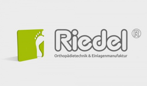 Hier sieht man das Riedel Orthopädie Logo, welches in einem dunklen grau gehalten ist. Neben der Schrift ist als Farbakzent ein hellgrünes Quadrat platziert, in dem ein Fuß in der Hintergrundfarbe eingestanzt ist.